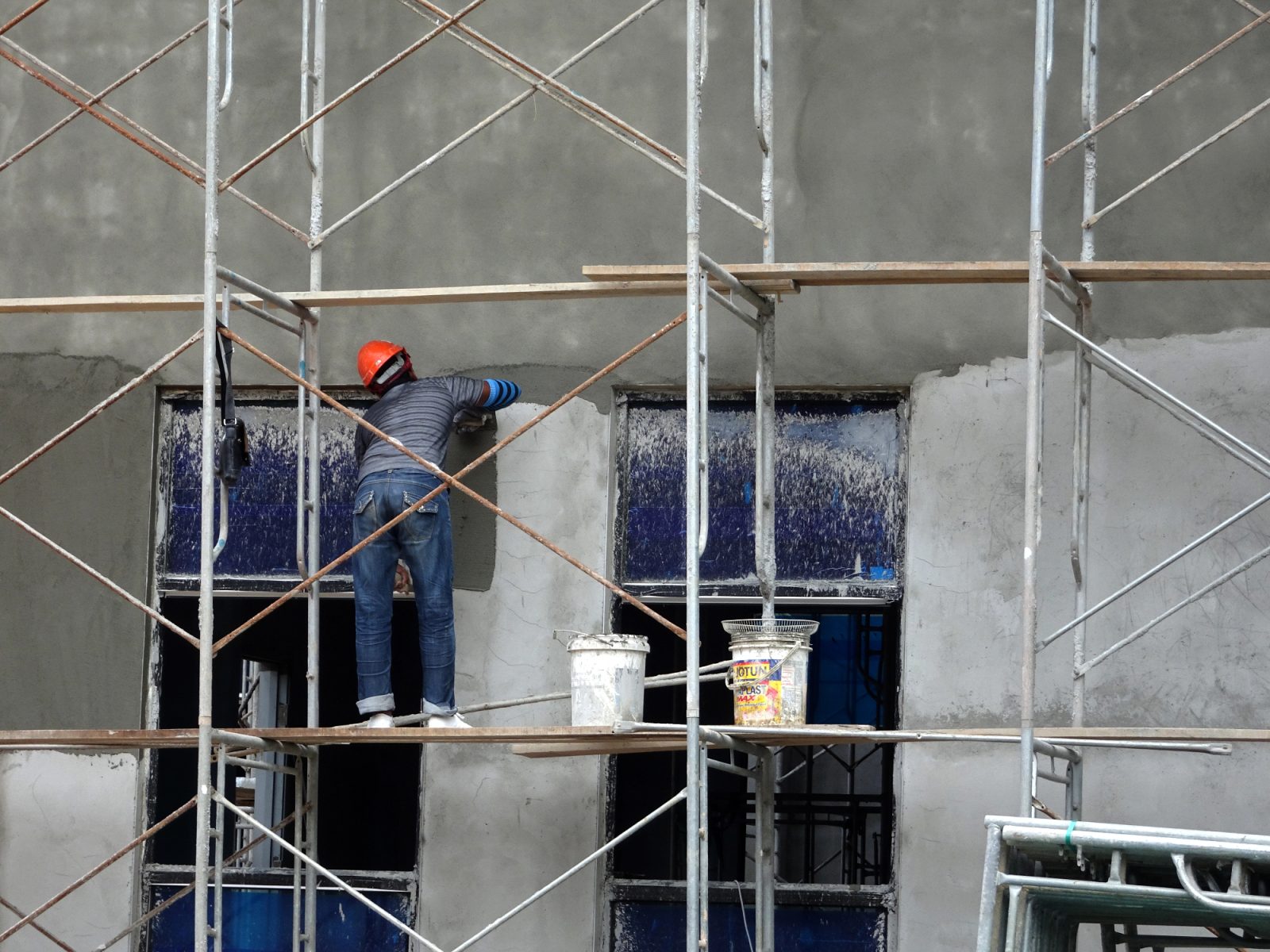 Pri sosedu si delovni oder kar izposodijo